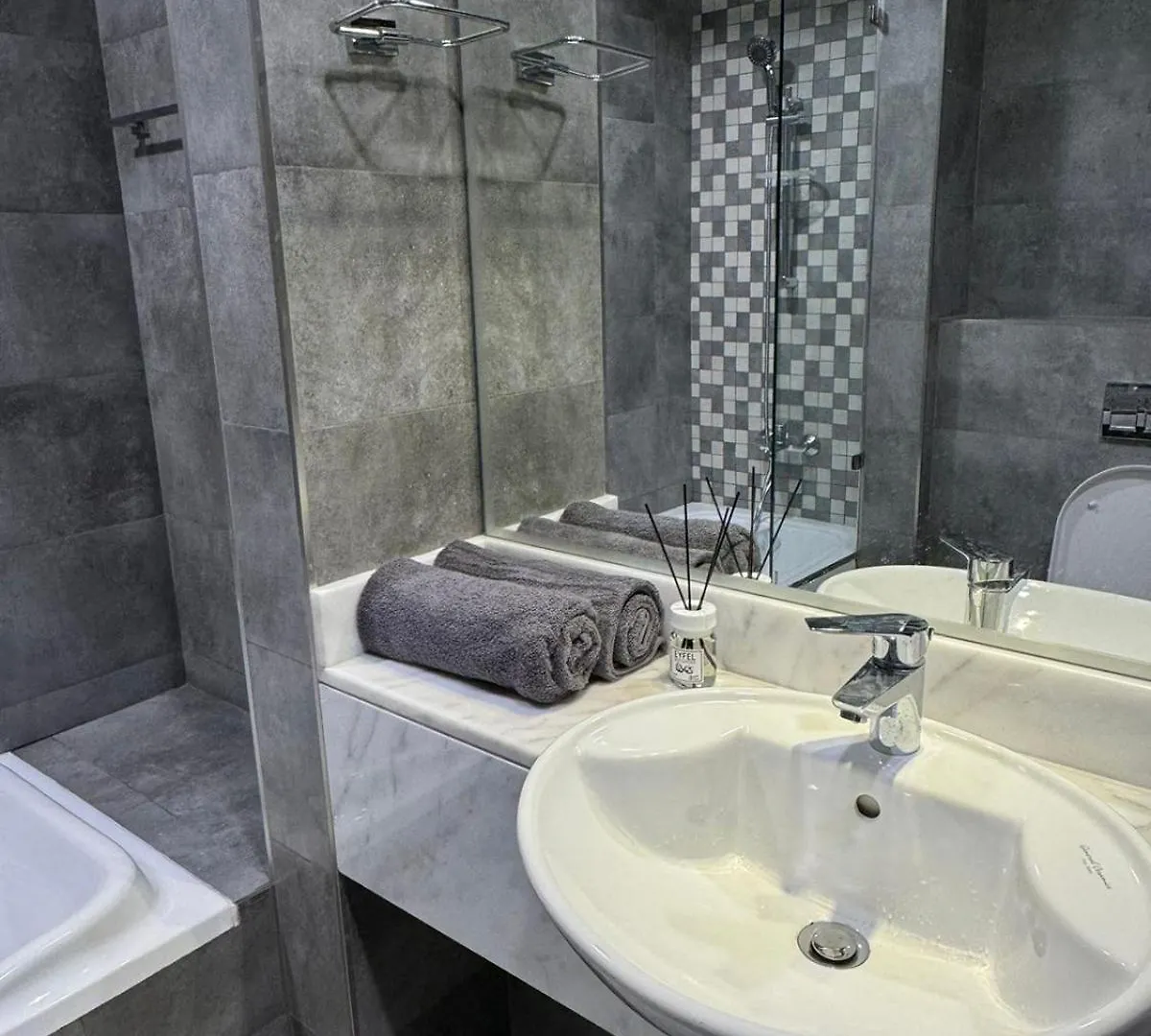 Hostel With Private Room Near Downtown Business Bay Dubai Homestay